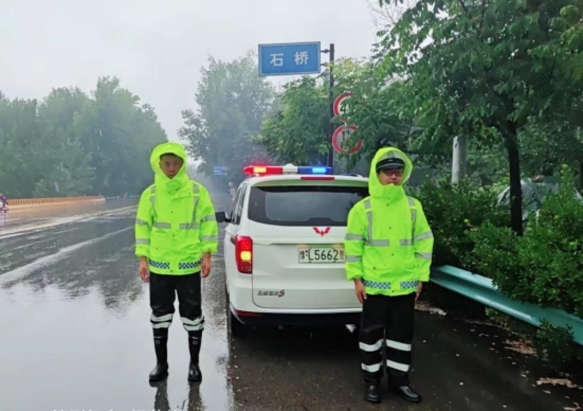 实时道路监控视频-城市的活眼睛：道路监控视频，保障安全出行，记录有趣瞬间