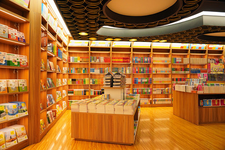 书店图书摆放造型-走进这家书店，仿佛踏入充满魔法的森林，享受视觉盛宴与心灵触碰