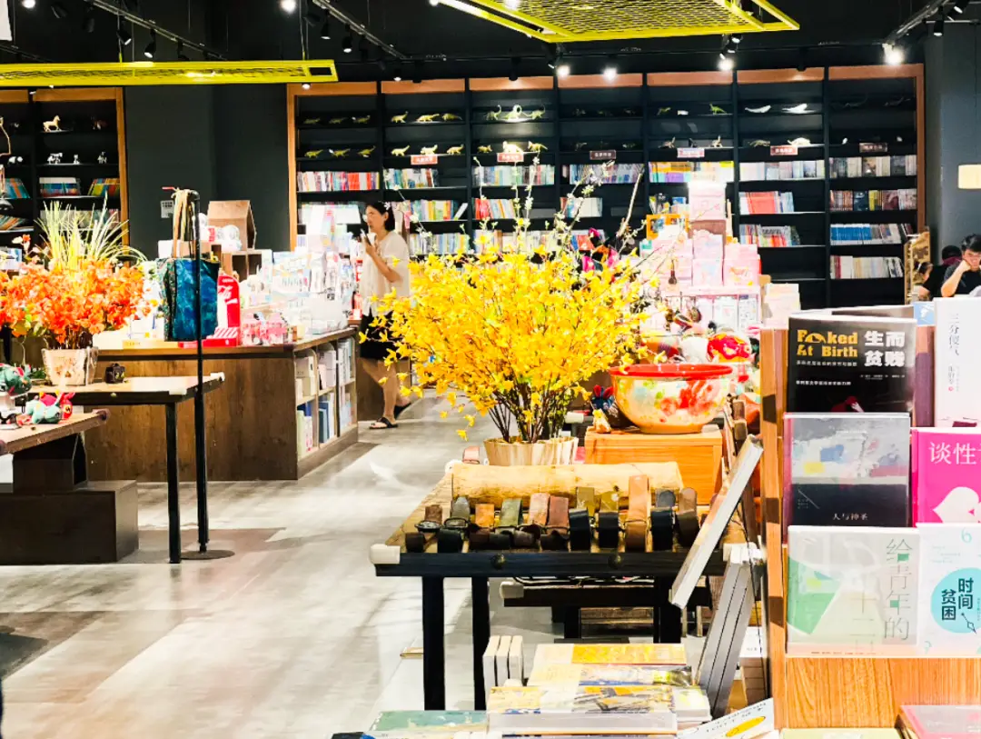 书店摆放样式_书店图书摆放造型_书店图书摆放创意造型